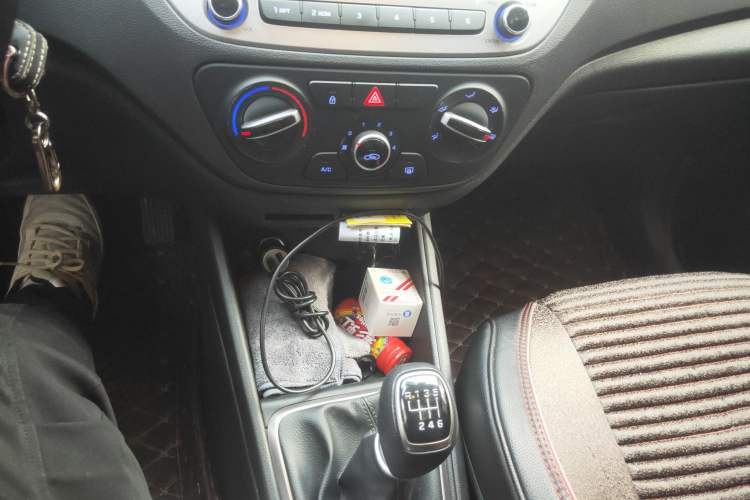 Used Hyundai Verna (new generation) 2020 1.4L Manual GLS Cool Edition Gear Lever
