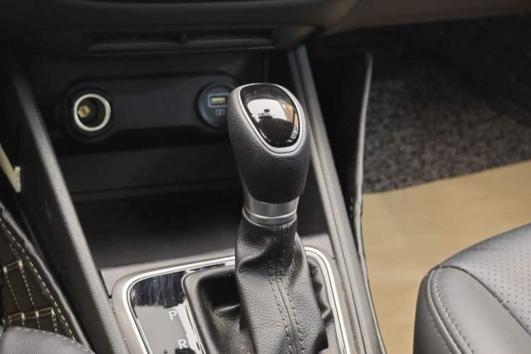 Used Hyundai Verna (new generation) 2020 1.4L CVT GLS Cool Edition Gear Lever