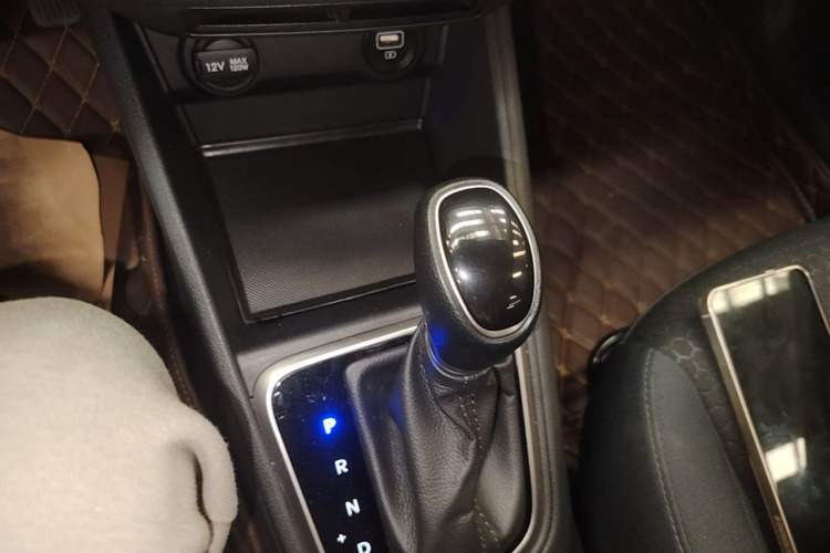 Used Hyundai Verna (new generation) 2020 1.4L CVT GLS Cool Edition Gear Lever