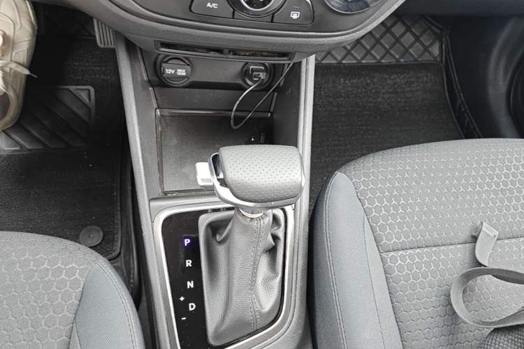 Used Hyundai Verna (new generation) 2020 1.4L CVT GLS Cool Edition Gear Lever