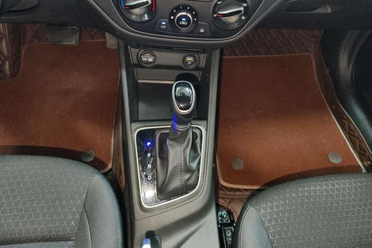Used Hyundai Verna (new generation) 2020 1.4L CVT GLS Cool Edition Gear Lever