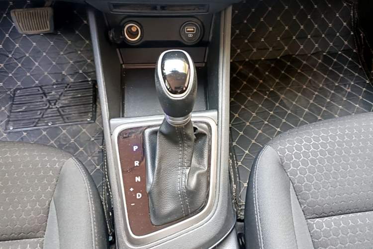 Used Hyundai Verna (new generation) 2020 1.4L CVT GLS Cool Edition Gear Lever