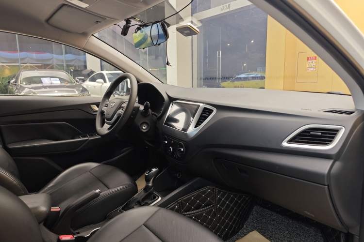 Used Hyundai Verna (new generation) 2020 1.4L CVT GLS Cool Edition Interior 2