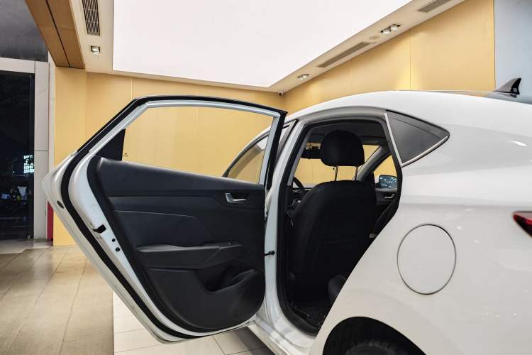 Used Hyundai Verna (new generation) 2020 1.4L CVT GLS Cool Edition Interior 4