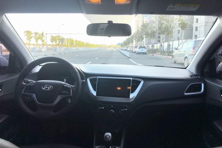 Used Hyundai Verna (new generation) 2020 1.4L Manual GLS Cool Edition Interior 5
