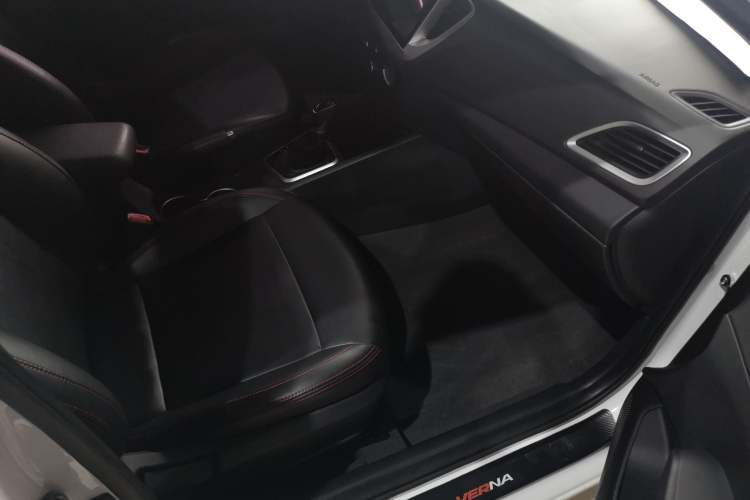 Used Hyundai Verna (new generation) 2020 1.4L CVT TOP Elite Edition Right Front Seat