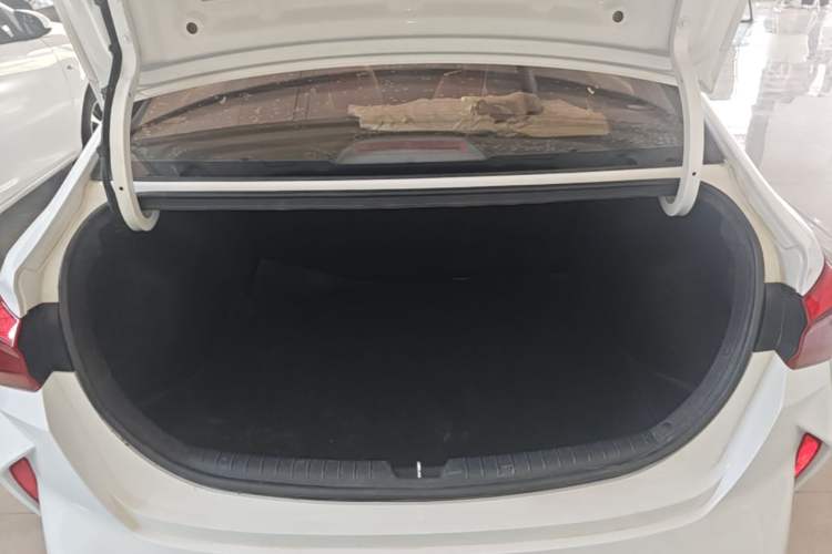 Used Hyundai Verna (new generation) 2020 1.4L Manual GLS Cool Edition Trunk
