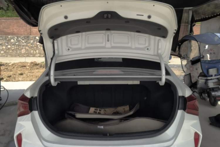 Used Hyundai Verna (new generation) 2020 1.4L Manual GLS Cool Edition Trunk
