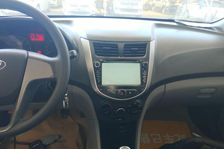 Used Hyundai Verna (older generation) 2014 1.4L Manual Smart GLS Trim Audio And AC Panel