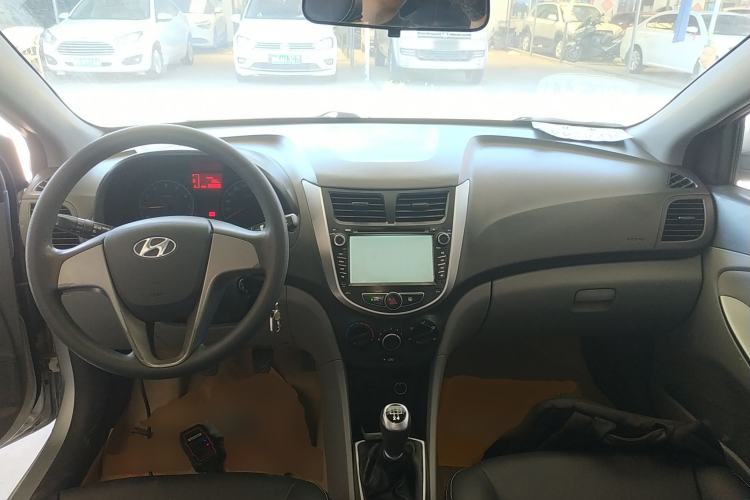 Used Hyundai Verna (older generation) 2014 1.4L Manual Smart GLS Trim Center Console