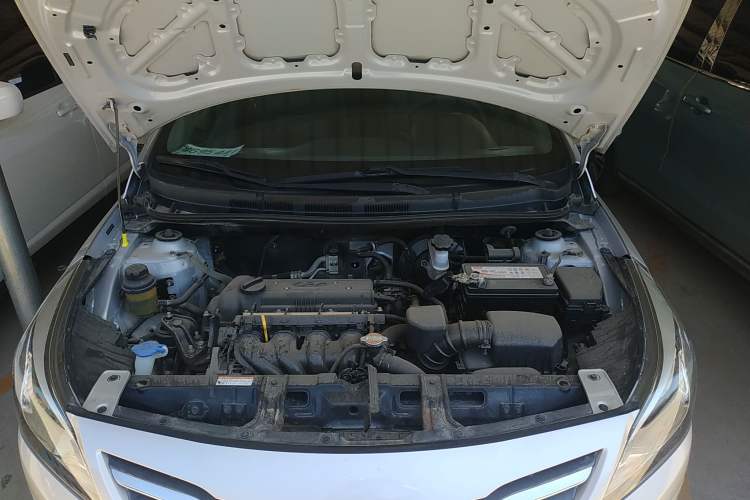 Used Hyundai Verna (older generation) 2014 1.4L Manual Smart GLS Trim Engine Bay