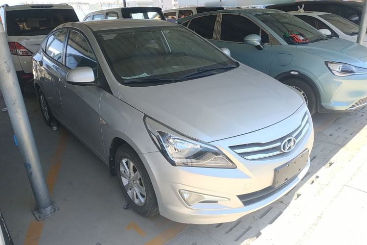 Used Hyundai Verna (older generation) 2014 1.4L Manual Smart GLS Trim Front Right 45 Deg