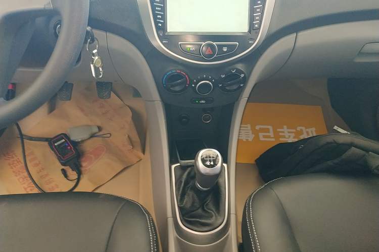 Used Hyundai Verna (older generation) 2014 1.4L Manual Smart GLS Trim Gear Lever