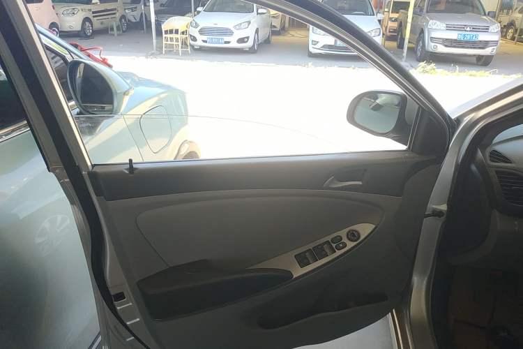 Used Hyundai Verna (older generation) 2014 1.4L Manual Smart GLS Trim Left Front Door Interior