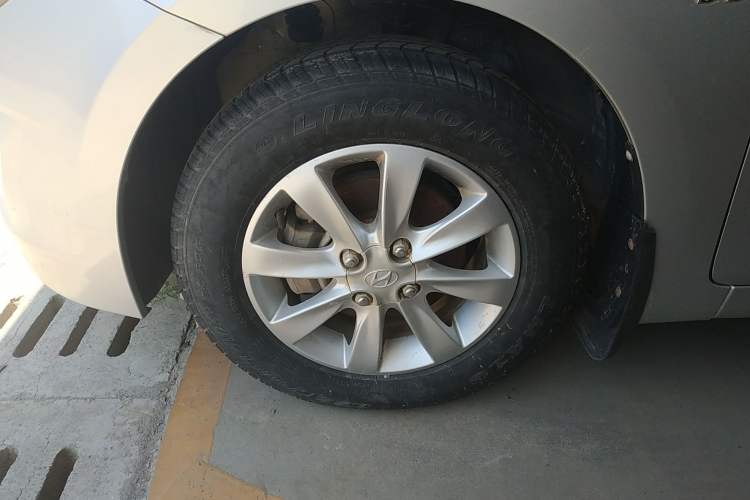 Used Hyundai Verna (older generation) 2014 1.4L Manual Smart GLS Trim Left Front Wheel Hub