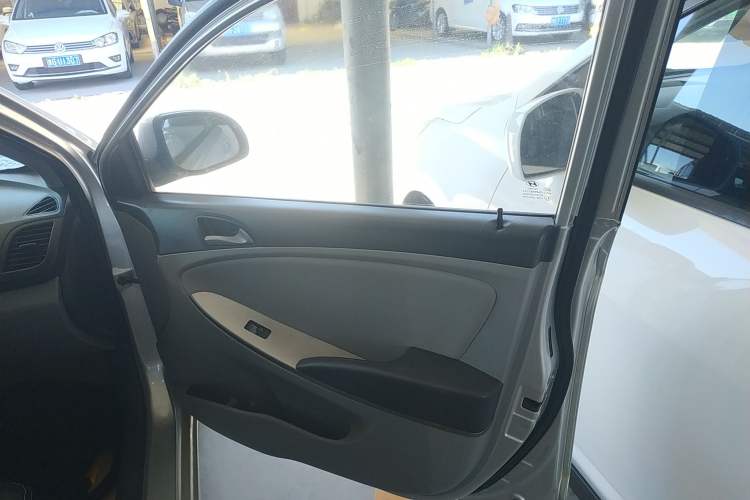 Used Hyundai Verna (older generation) 2014 1.4L Manual Smart GLS Trim Right Front Door Interior