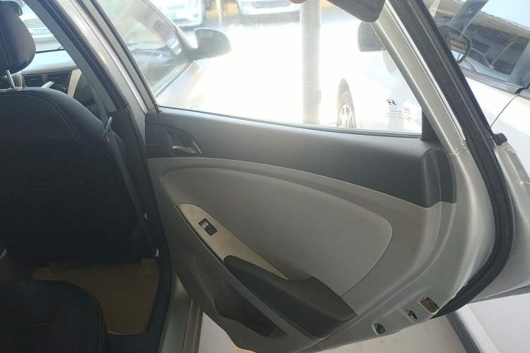 Used Hyundai Verna (older generation) 2014 1.4L Manual Smart GLS Trim Right Rear Door Interior