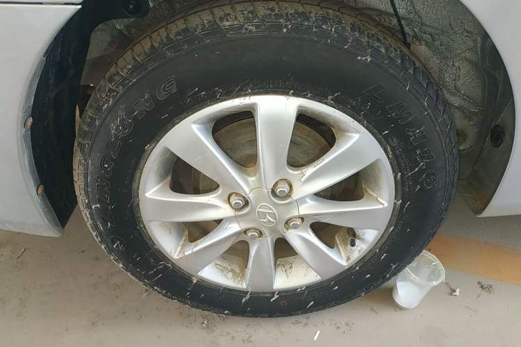 Used Hyundai Verna (older generation) 2014 1.4L Manual Smart GLS Trim Right Rear Wheel Hub