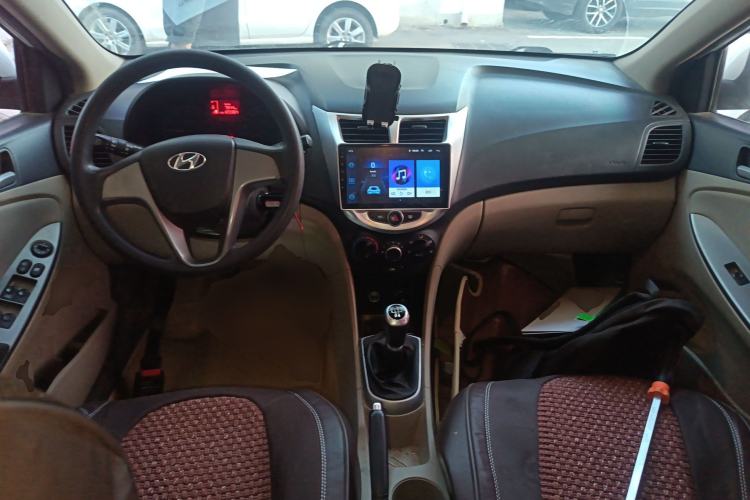 Used Hyundai Verna (older generation) 2014 1.4L Manual Smart GLS Trim Center Console