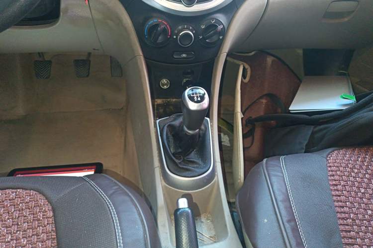 Used Hyundai Verna (older generation) 2014 1.4L Manual Smart GLS Trim Gear Lever