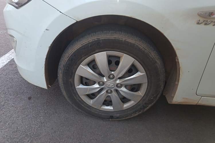 Used Hyundai Verna (older generation) 2014 1.4L Manual Smart GLS Trim Left Front Wheel Hub
