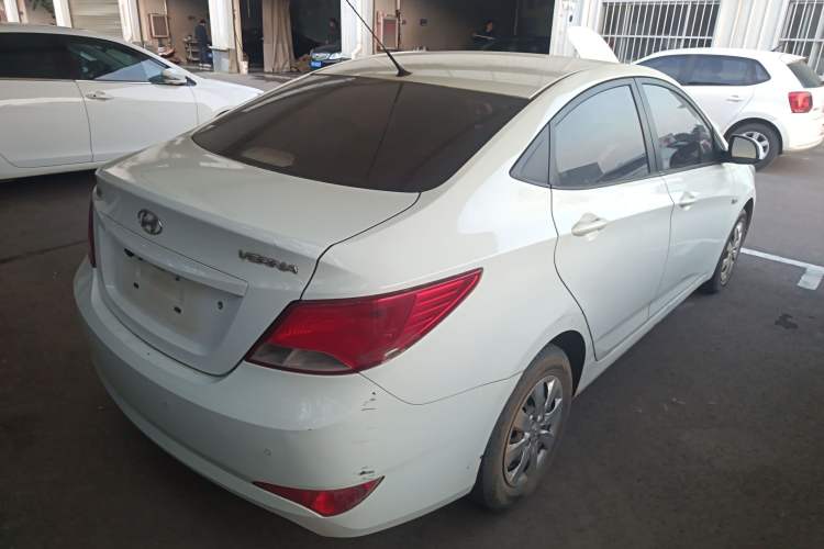 Used Hyundai Verna (older generation) 2014 1.4L Manual Smart GLS Trim Rear Right 45 Deg