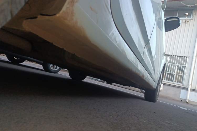 Used Hyundai Verna (older generation) 2014 1.4L Manual Smart GLS Trim Right Side Sill