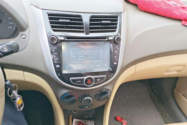 Used Hyundai Verna (older generation) 2010 Sedan 1.4L Manual Comfort GS Audio And AC Panel
