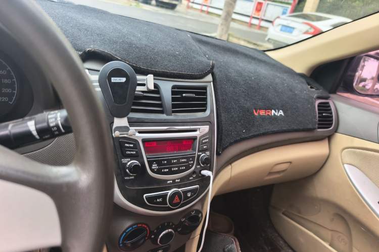 Used Hyundai Verna (older generation) 2010 Sedan 1.4L Manual Comfort GS Audio And AC Panel