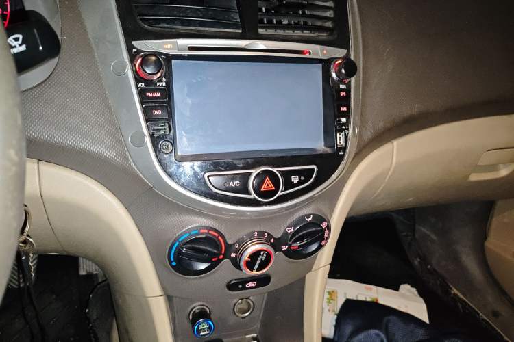 Used Hyundai Verna (older generation) 2010 Sedan 1.4L Manual Comfort GS Audio And AC Panel