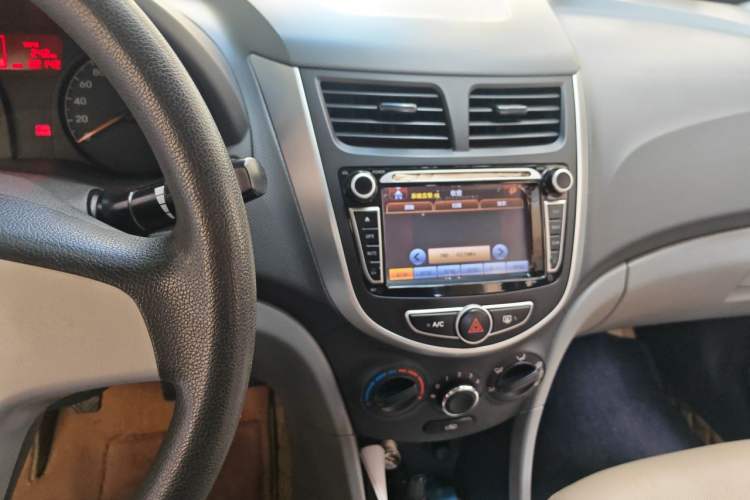 Used Hyundai Verna (older generation) 2010 Sedan 1.4L Manual Comfort GS Audio And AC Panel