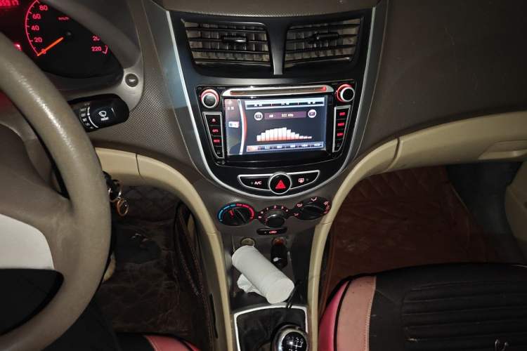 Used Hyundai Verna (older generation) 2010 Sedan 1.4L Manual Comfort GS Audio And AC Panel