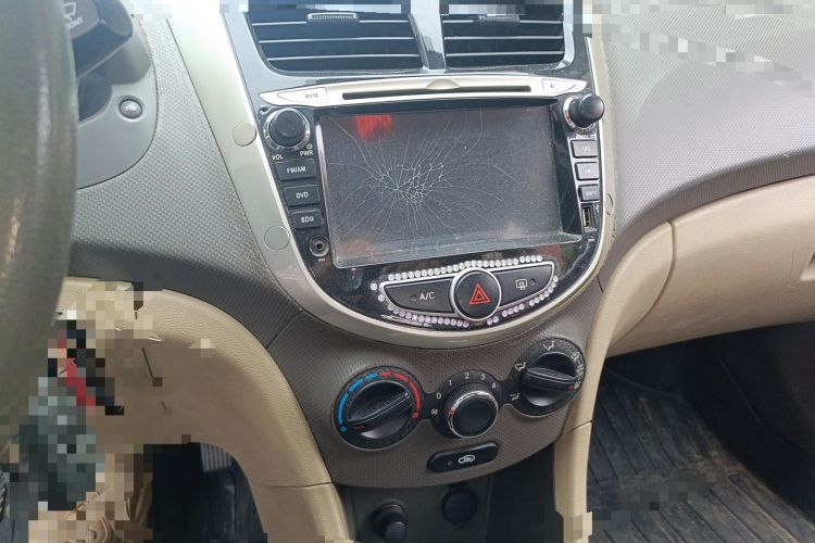 Used Hyundai Verna (older generation) 2010 Sedan 1.4L Manual Comfort GS Audio And AC Panel