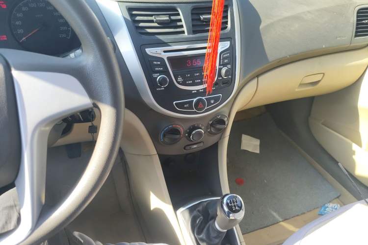 Used Hyundai Verna (older generation) 2010 Sedan 1.4L Manual Comfort GS Audio And AC Panel