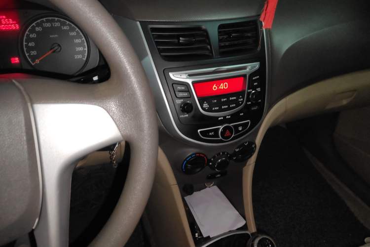 Used Hyundai Verna (older generation) 2010 Sedan 1.4L Manual Comfort GS Audio And AC Panel