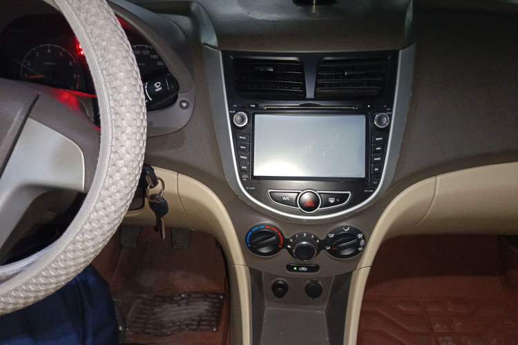 Used Hyundai Verna (older generation) 2010 Sedan 1.4L Manual Comfort GS Audio And AC Panel