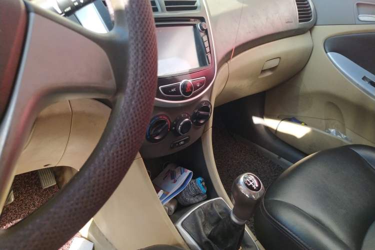 Used Hyundai Verna (older generation) 2010 Sedan 1.4L Manual Comfort GS Audio And AC Panel