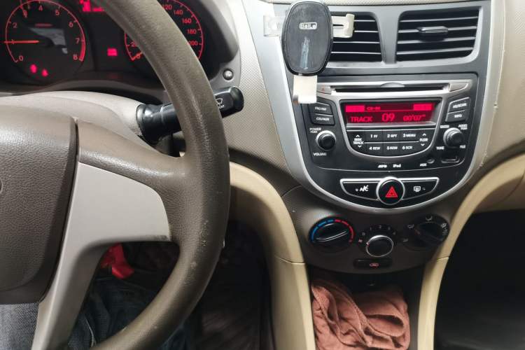 Used Hyundai Verna (older generation) 2010 Sedan 1.4L Manual Comfort GS Audio And AC Panel