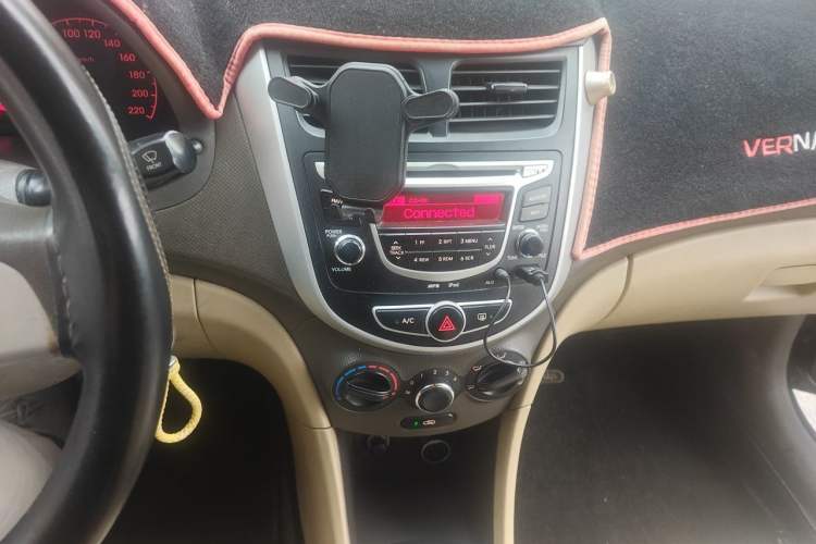 Used Hyundai Verna (older generation) 2010 Sedan 1.4L Manual Comfort GS Audio And AC Panel