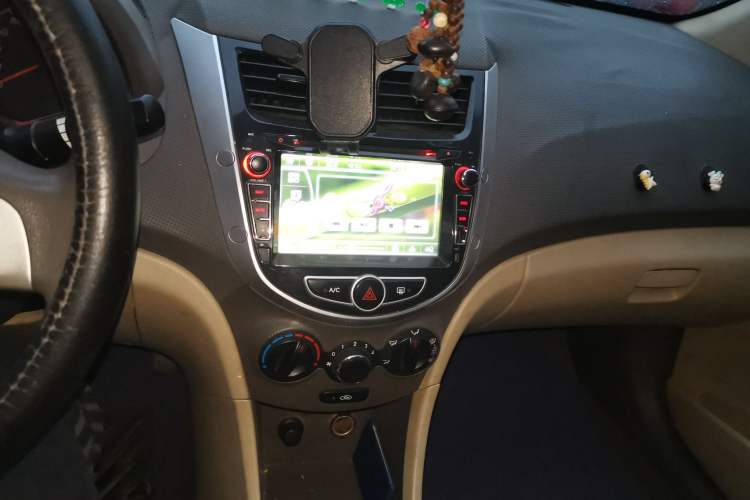 Used Hyundai Verna (older generation) 2010 Sedan 1.4L Manual Comfort GS Audio And AC Panel