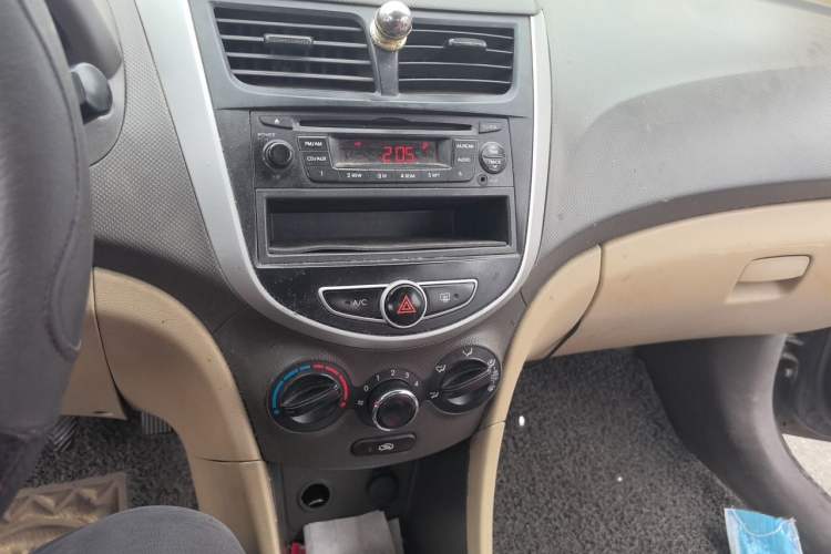 Used Hyundai Verna (older generation) 2010 Sedan 1.4L Manual Comfort GS Audio And AC Panel
