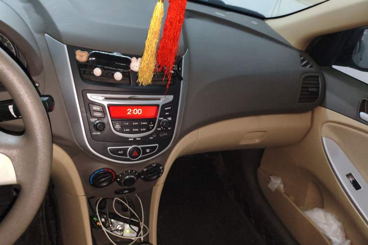 Used Hyundai Verna (older generation) 2010 Sedan 1.4L Manual Comfort GS Audio And AC Panel
