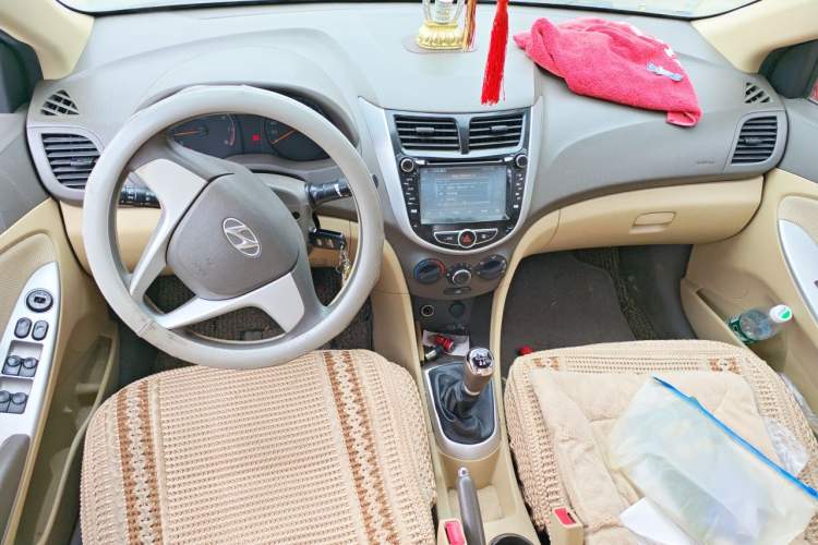 Used Hyundai Verna (older generation) 2010 Sedan 1.4L Manual Comfort GS Center Console