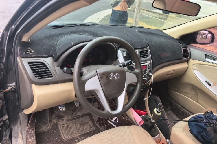 Used Hyundai Verna (older generation) 2010 Sedan 1.4L Manual Comfort GS Center Console