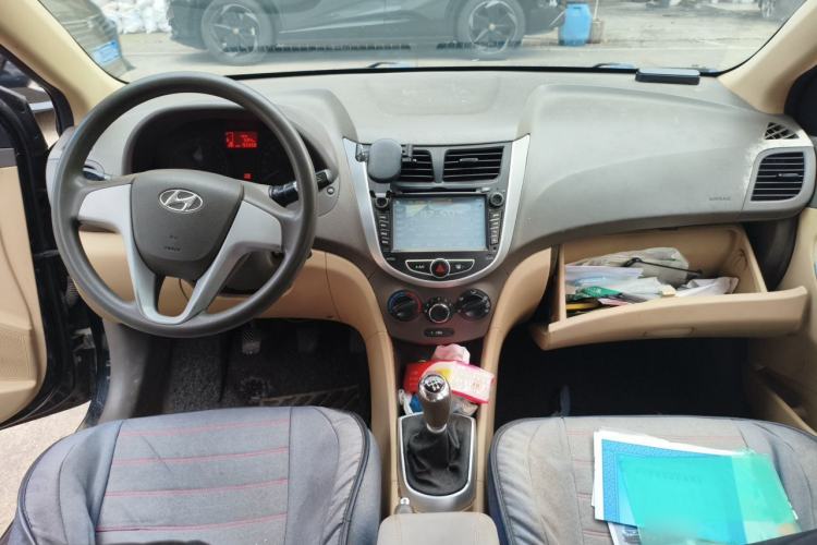 Used Hyundai Verna (older generation) 2010 Sedan 1.4L Manual Comfort GS Center Console