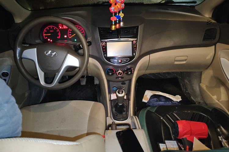 Used Hyundai Verna (older generation) 2010 Sedan 1.4L Manual Comfort GS Center Console