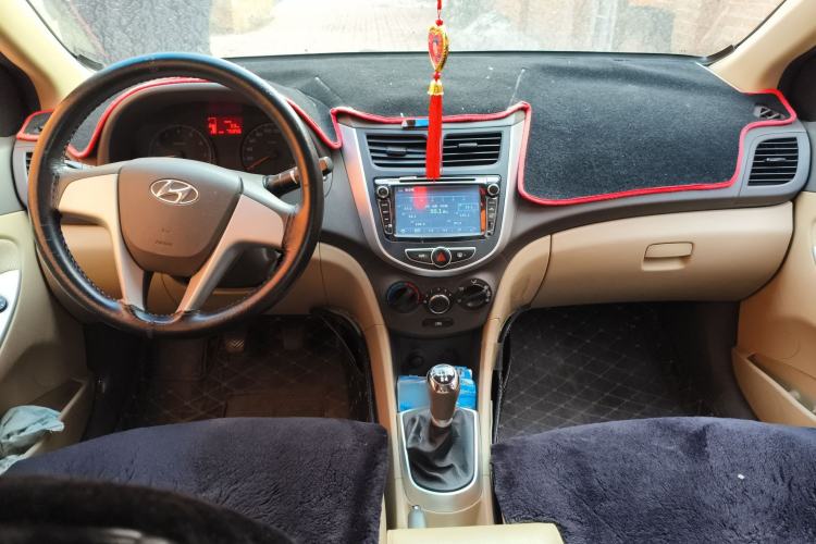 Used Hyundai Verna (older generation) 2010 Sedan 1.4L Manual Standard GL Model Center Console