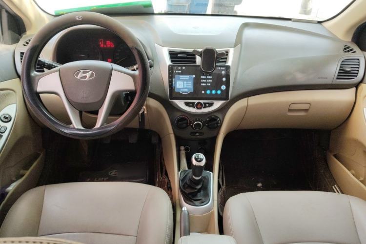 Used Hyundai Verna (older generation) 2010 Sedan 1.4L Manual Standard GL Model Center Console