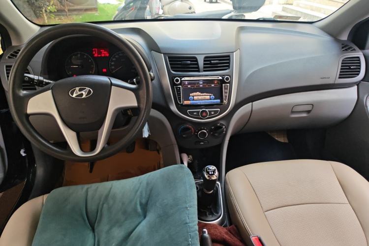 Used Hyundai Verna (older generation) 2010 Sedan 1.4L Manual Comfort GS Center Console