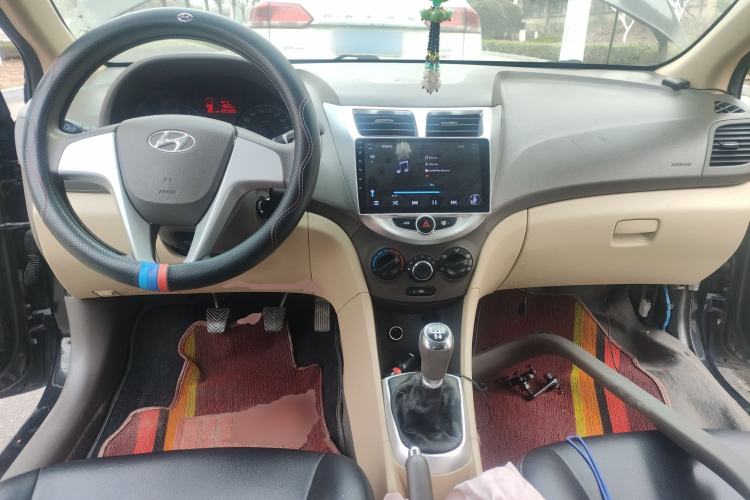 Used Hyundai Verna (older generation) 2010 Sedan 1.4L Manual Comfort GS Center Console